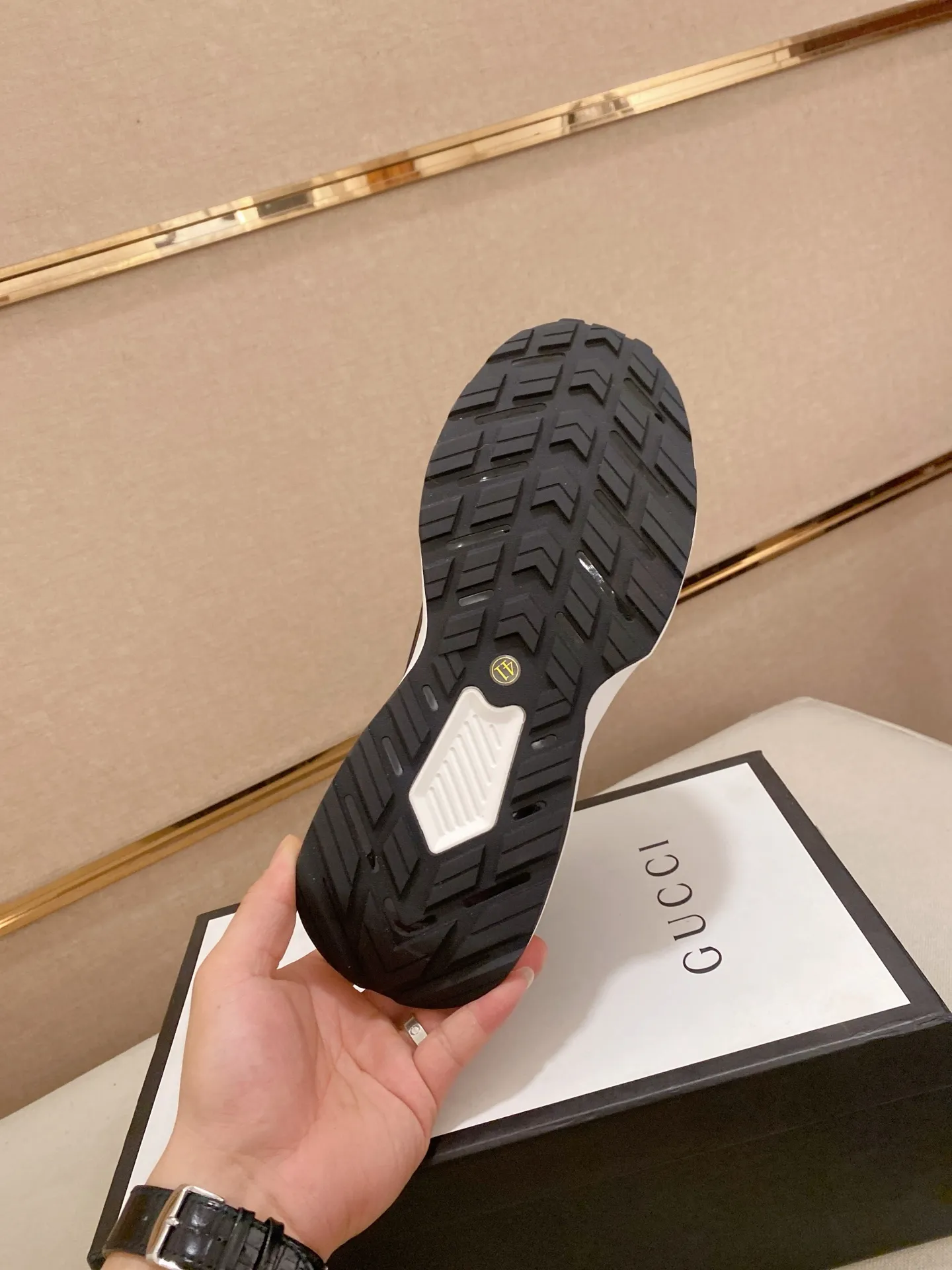 Men's shoes 💰 462💰The new GUCCI (Gucci) counters are launched simultaneously. The new men's shoes, 😘fabrics are selected from imported cowhide, and the lining is sheepskin lining. 👍🏿 High-end ☄️ air-cushion molded anti-slip rubber outsole, exquisite lines, simple and elegant, comfortable and high-end for leisure travel. Code number: 38 to 44 (45 can be customized and cannot be returned or exchanged)